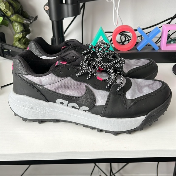 ACG shoes - Picture 3 of 4